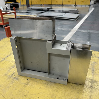 Dobra cena Miedziane, zamknięte, wtykowe, izolowane szynoprzewody niskiego napięcia, stopień ochrony IP65, konfigurowalny rozmiar, szynoprzewody wysokoprądowe w Internecie